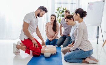 Nothelfer am Bahnhof Aarau | Nothelferkurse für die Theorieprüfung