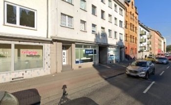 The driving school at the roundabout