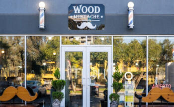 Wood Mustache Barbería