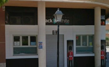 Black & White Centre