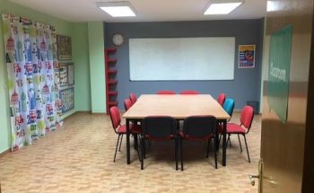 Ian & Eoin, Language school