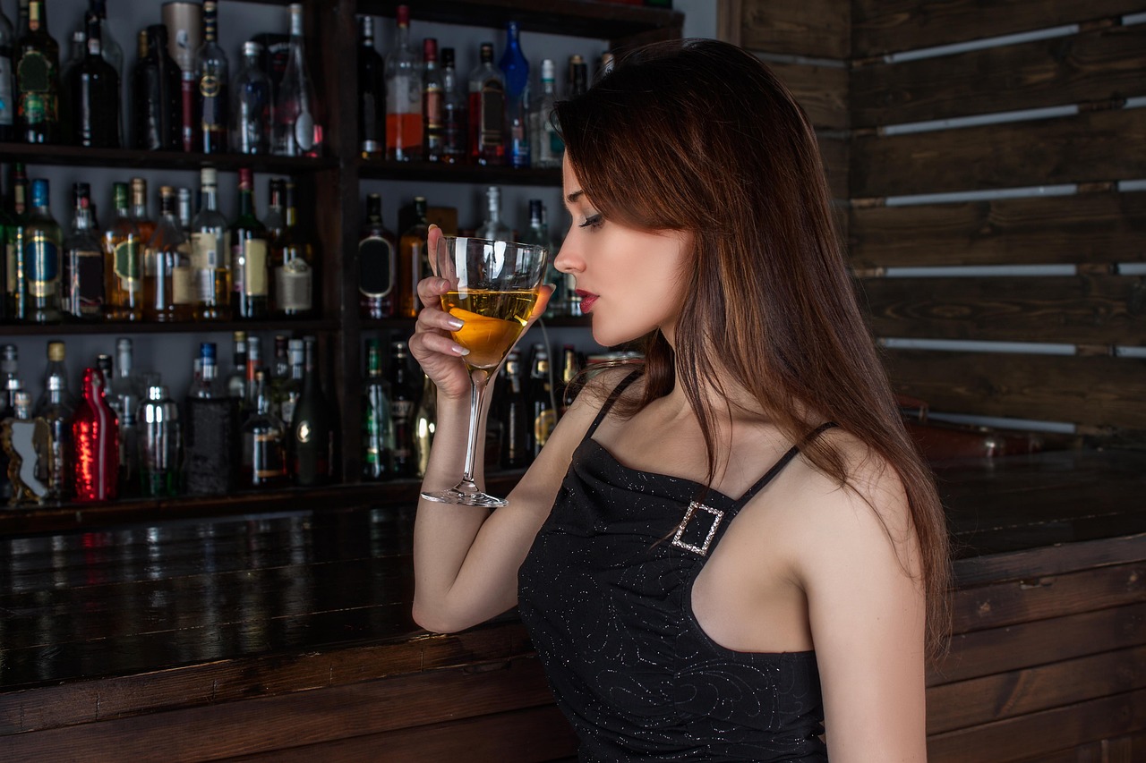 En esta fotografía, vemos a una mujer bebiendo alcohol