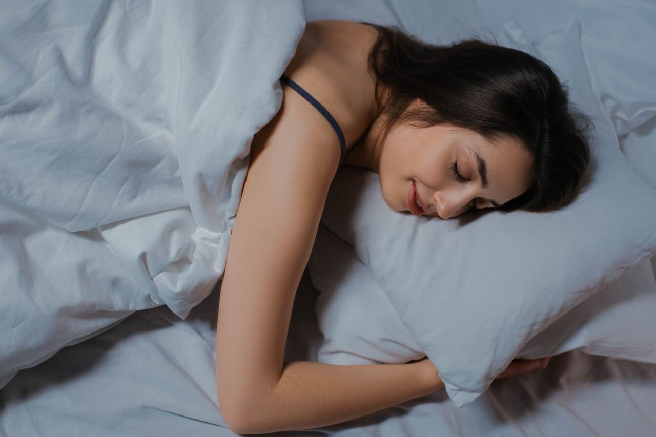 En esta imagen, vemos a una mujer durmiendo plácidamente