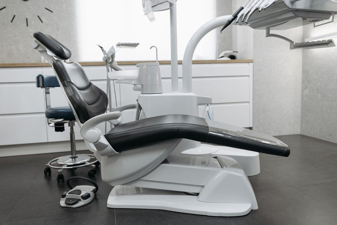 En esta imagen, vemos a un dentista diagnosticando a un paciente