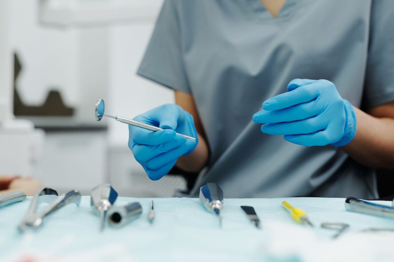 En esta fotografía, vemos a una dentista preparándose para realizar una endodoncia
