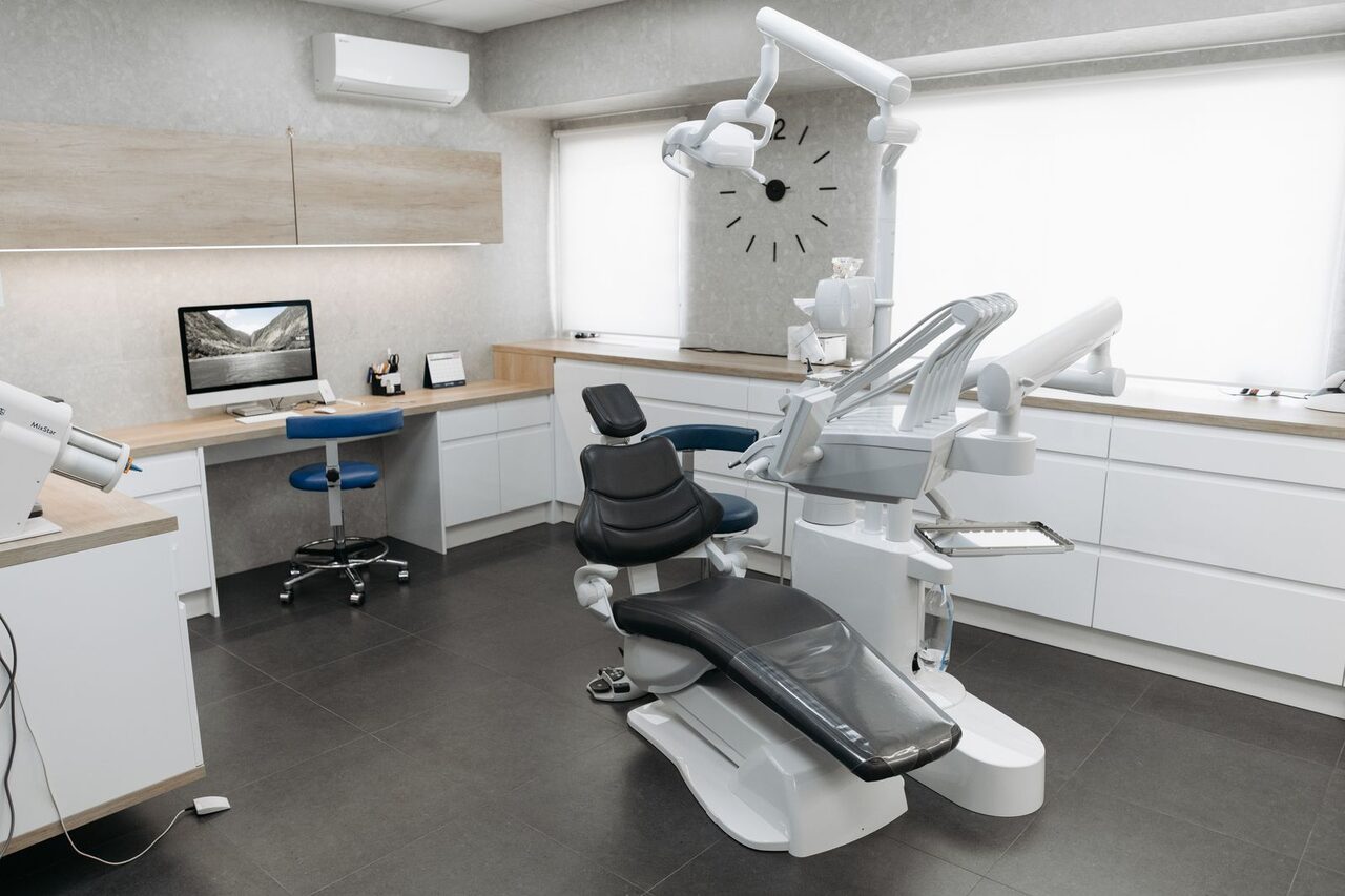 En esta imagen, vemos una consulta dental en la que se suele detectar la fluorosis