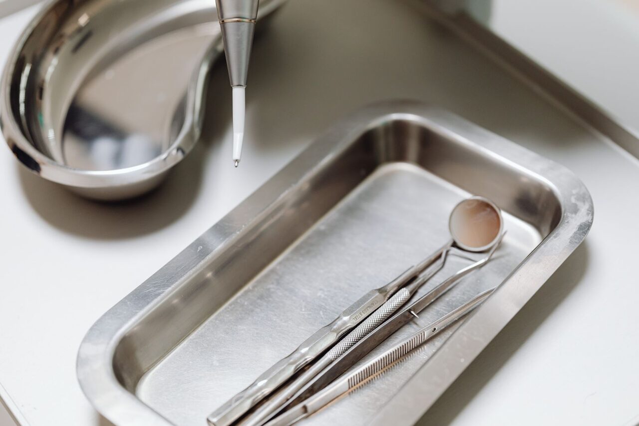 En esta fotografía, vemos algunas de las herramientas que utilizan los dentistas
