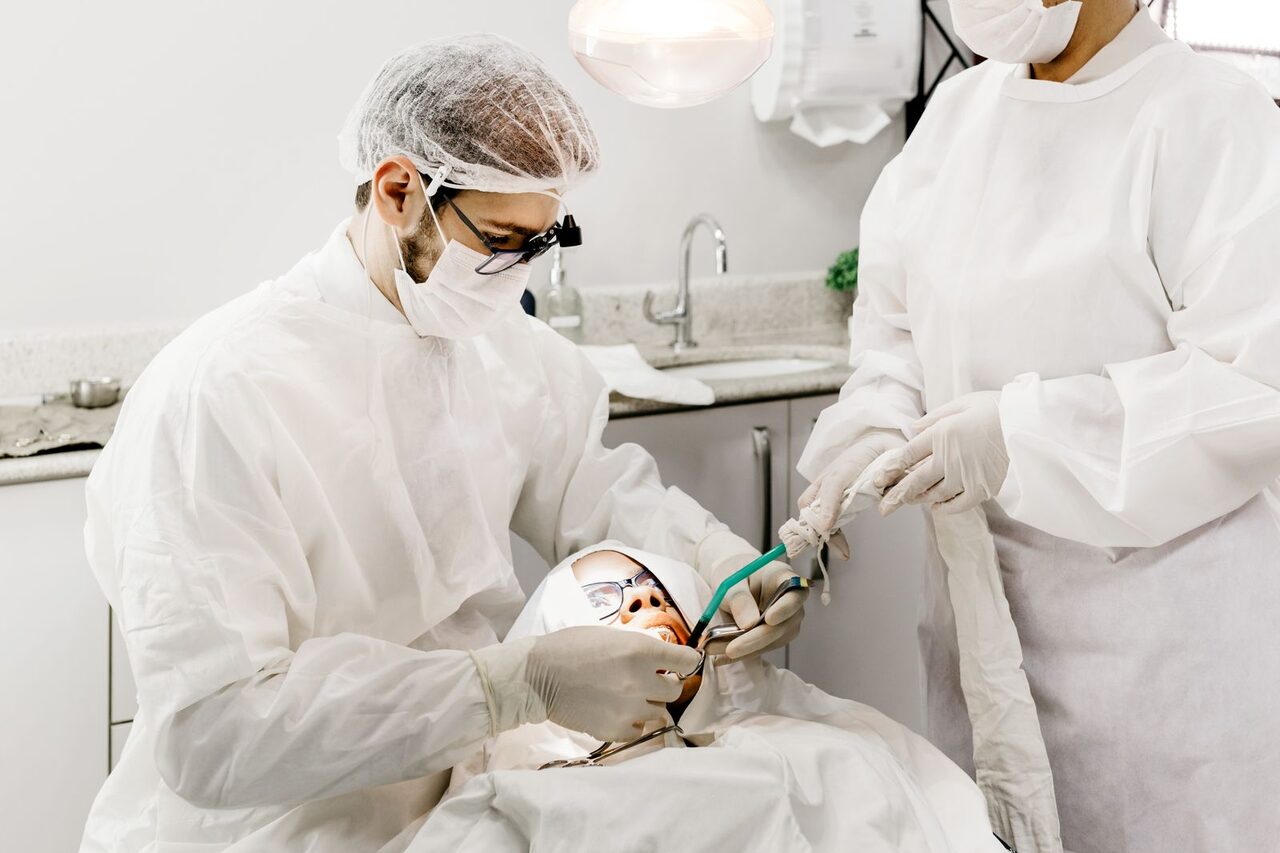 En esta fotografía, vemos a un dentista realizando un tratamiento a una paciente