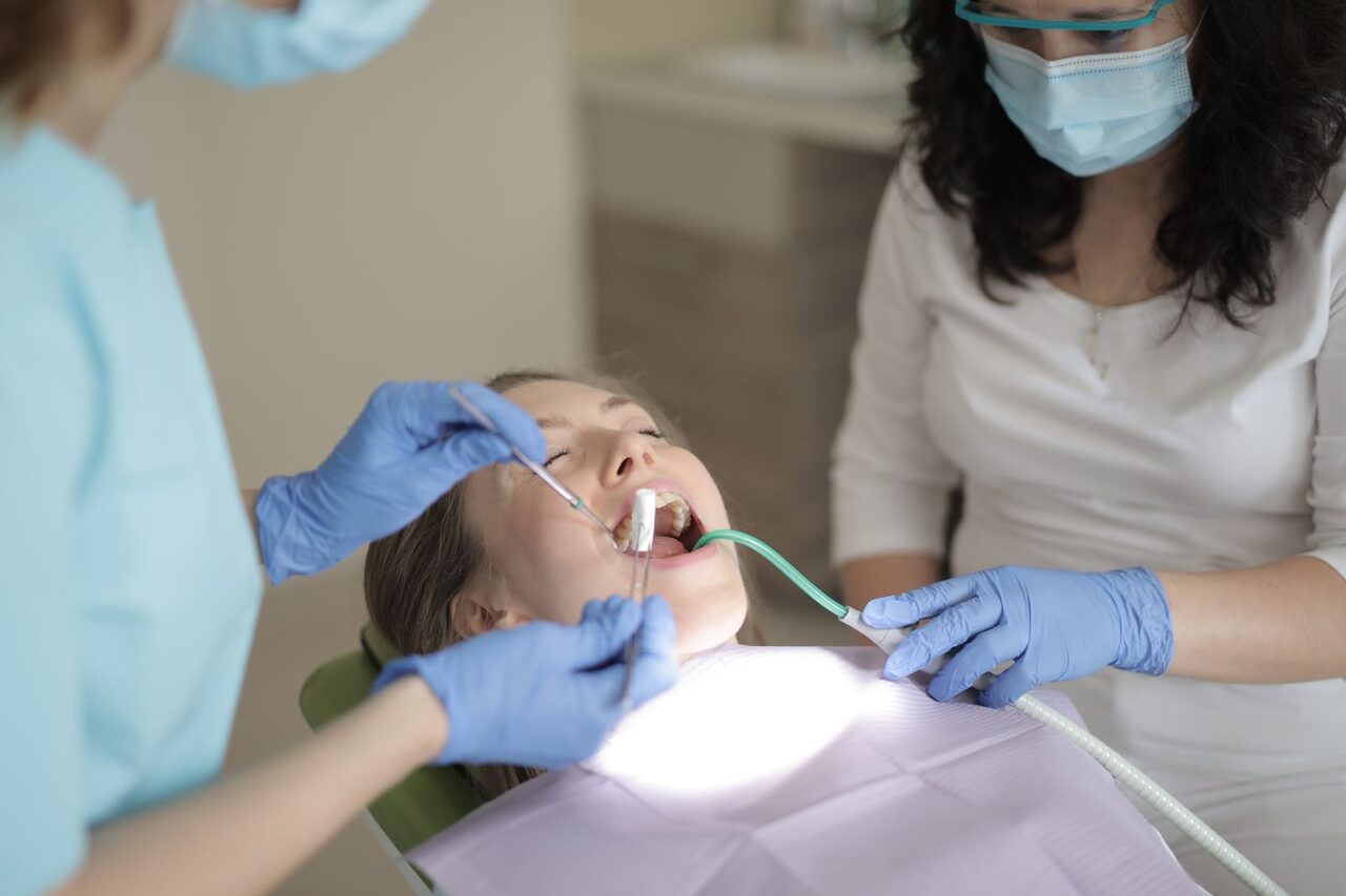 En esta fotografía, podemos ver a un profesional realizando un implante dental a un paciente