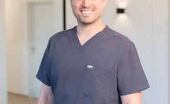 Zahnarzt Linz Dr. Maximilian Reek, M.Sc. (Wahlzahnarzt, Implantate, Narkose)