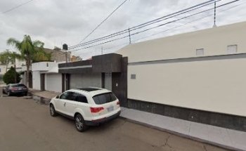 Clinica Dental Doctor Smiling