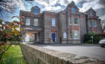 South Coast Implant & Cosmetic Dentist and Dental Learning Centre