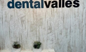Dental Vallès / Implantes, Ortodoncia Invisible, Estética, urgencias