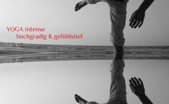 yogaintense.com