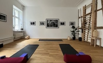 Kim Ehrensberger Yoga & Yogatherapie