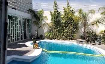 Angie's spa y picina con Salon de Eventos.