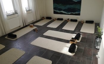 Yoga A Pihl - Yoga för styrka, närvaro och återhämtning