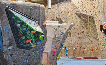 Hangar 18 Indoor Climbing Gym - East Riverside
