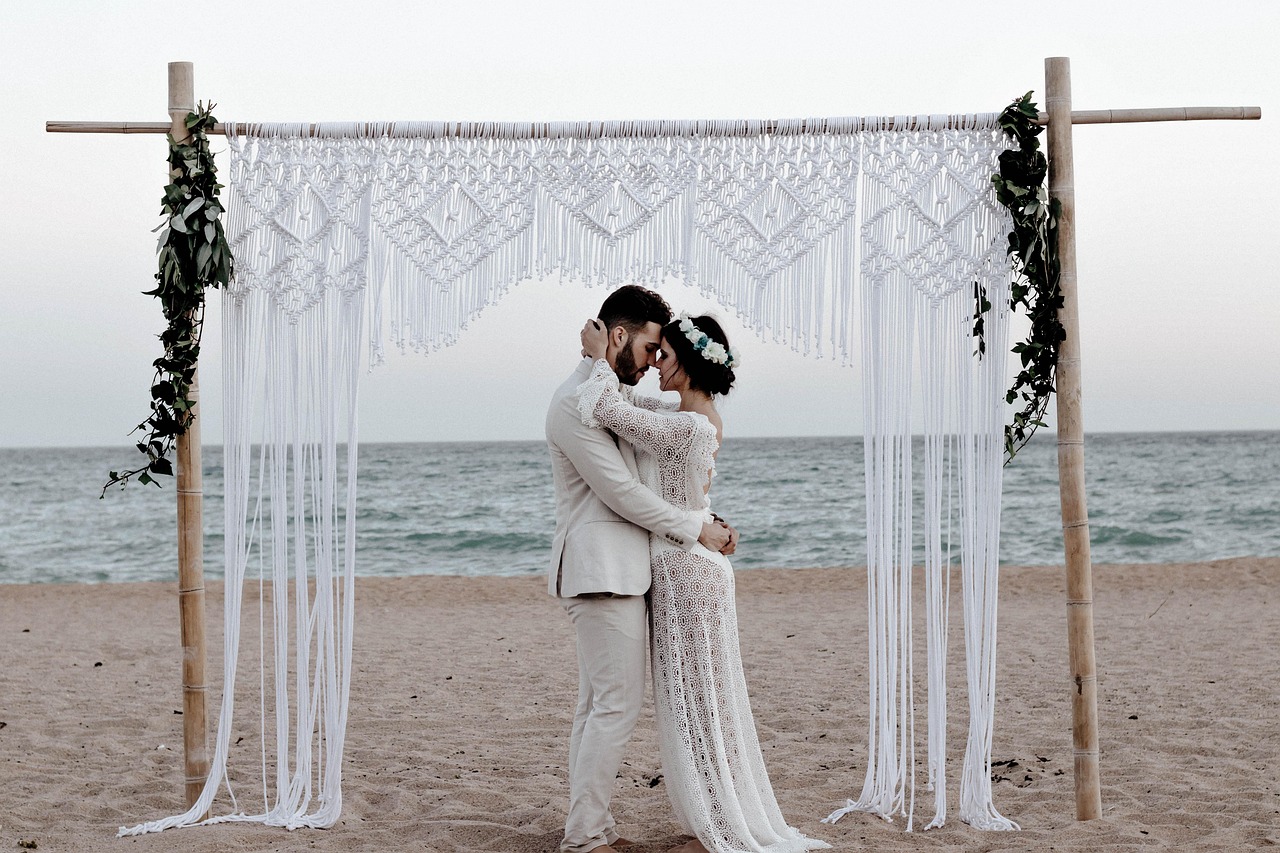 En esta imagen, vemos a una pareja posando para una foto de boda