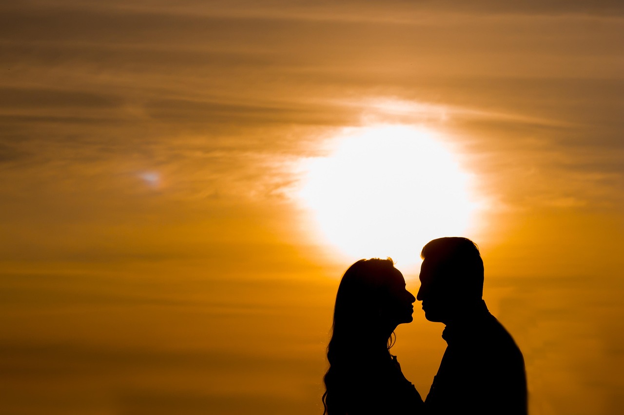 En esta imagen, vemos una de las fotografías más románticas que pueden hacerse con la ayuda de un atardecer