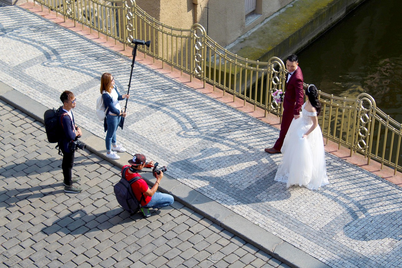 En esta imagen, vemos a tres profesionales realizando un reportaje fotográfico