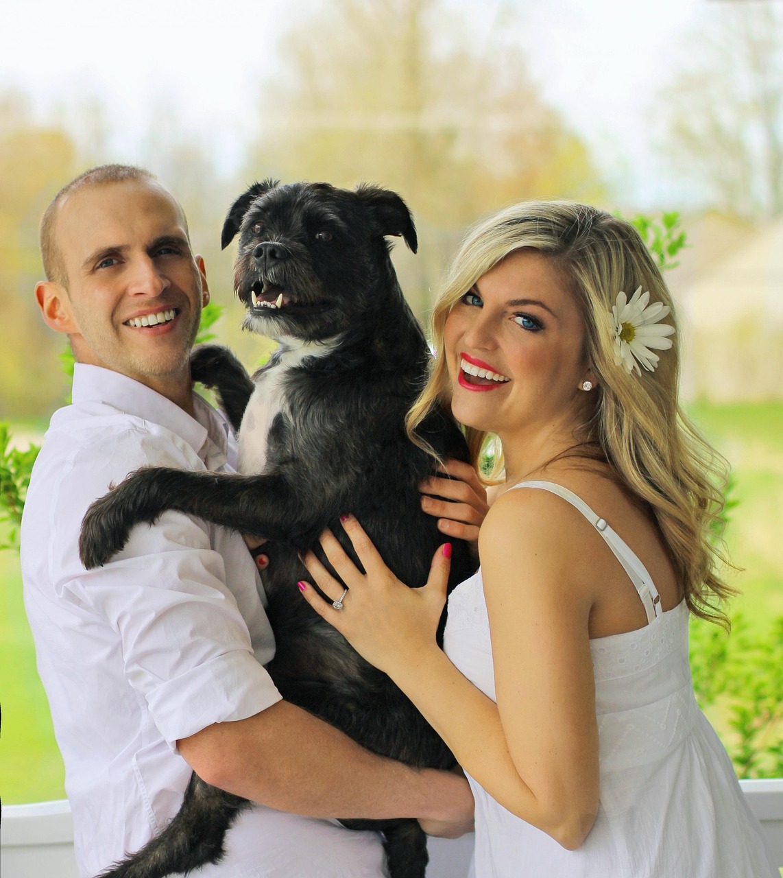 En esta imagen, vemos a una pareja posando con su perro