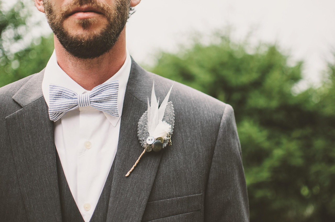 En esta imagen, vemos a un novio posando ante el fotógrafo de bodas