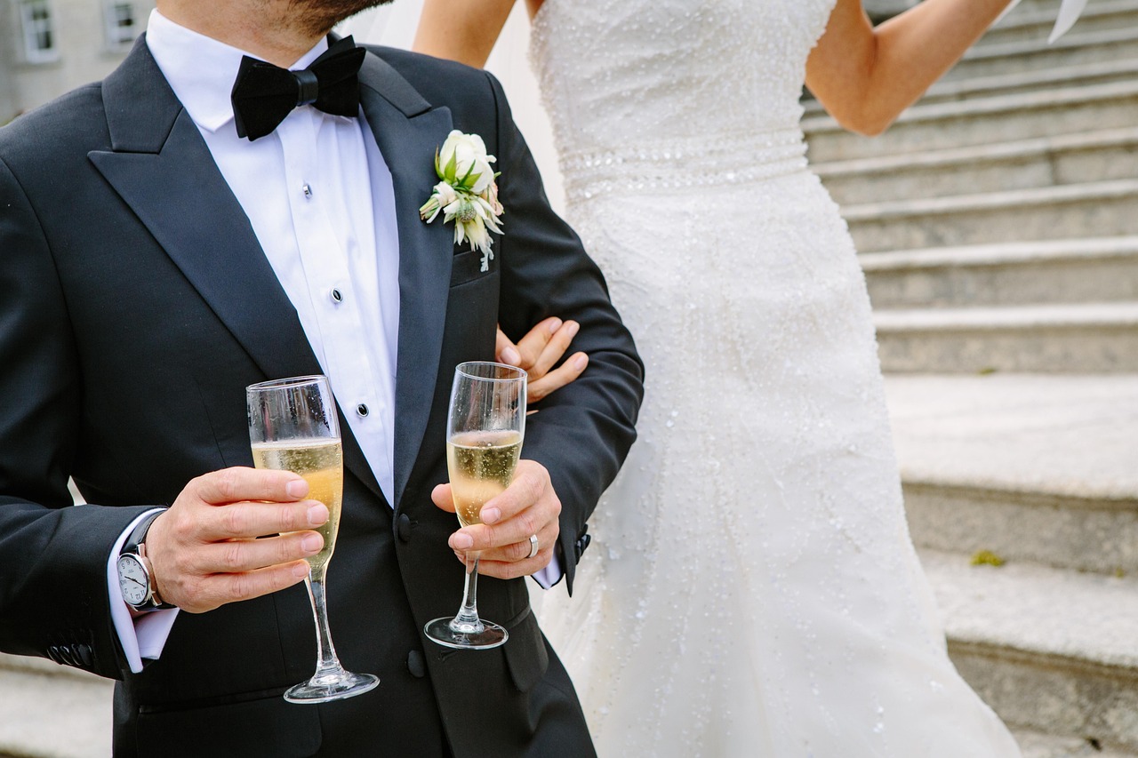 En esta fotografía, vemos a una pareja de recién casados con su vestido y traje