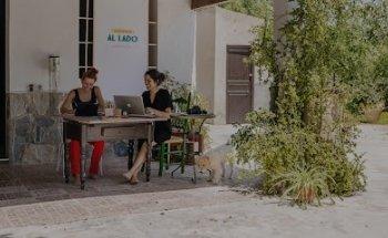 La Agencia de al lado