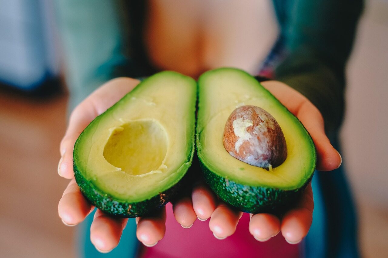 En esta imagen, vemos uno de los alimentos con más poder antioxidante: el aguacate