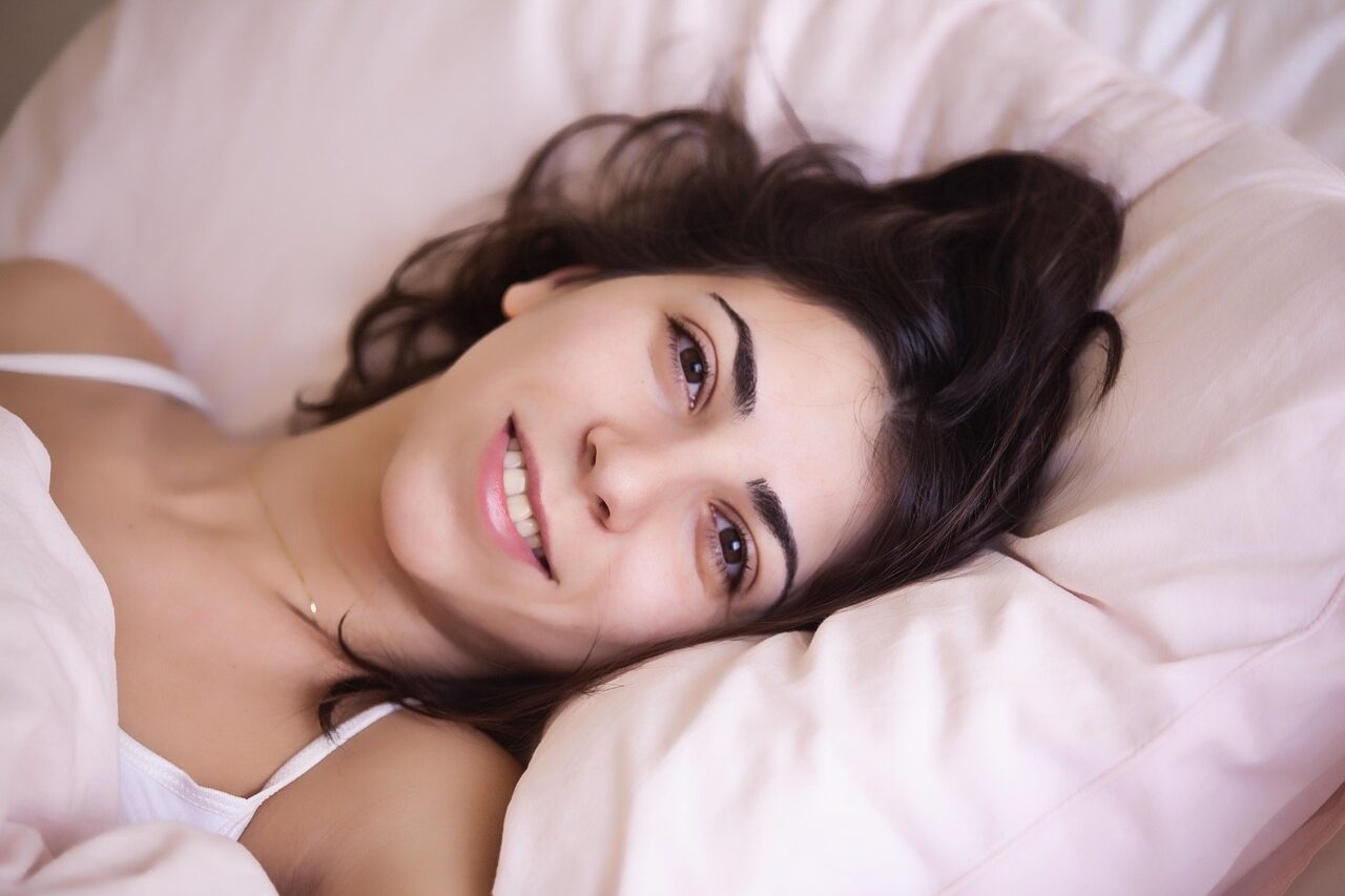 En esta imagen, vemos a una mujer que se acaba de despertar