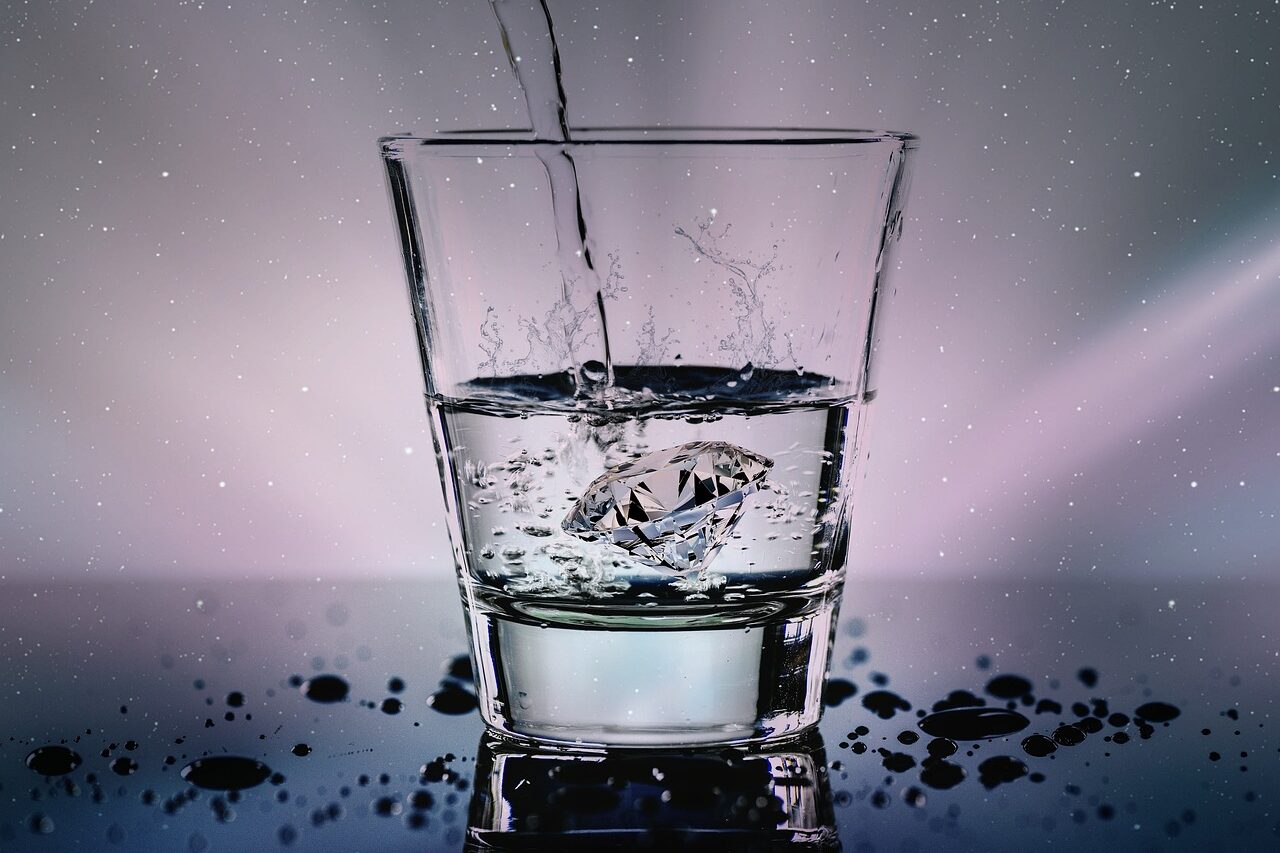 En esta imagen, vemos un vaso con agua