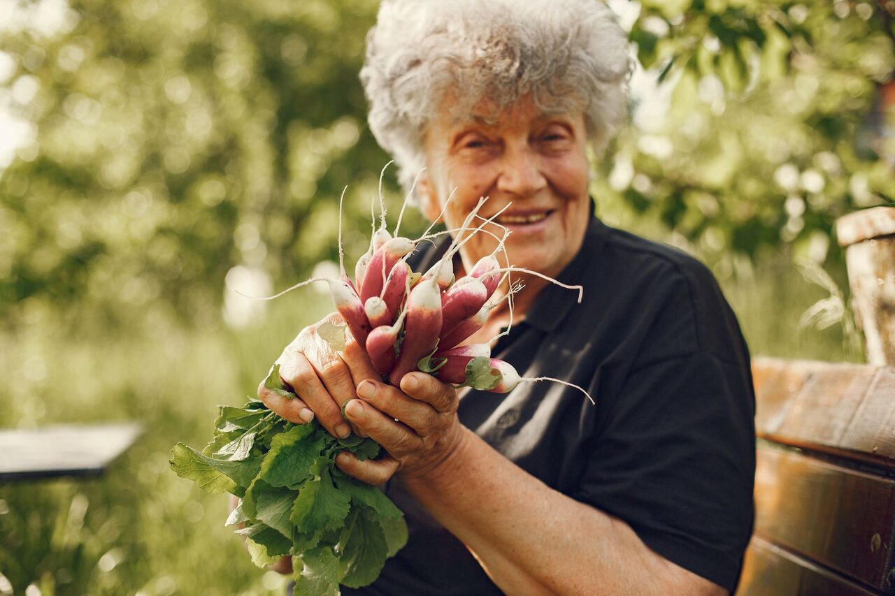 En esta imagen, vemos a una mujer con menopausia alimentándose en su casa