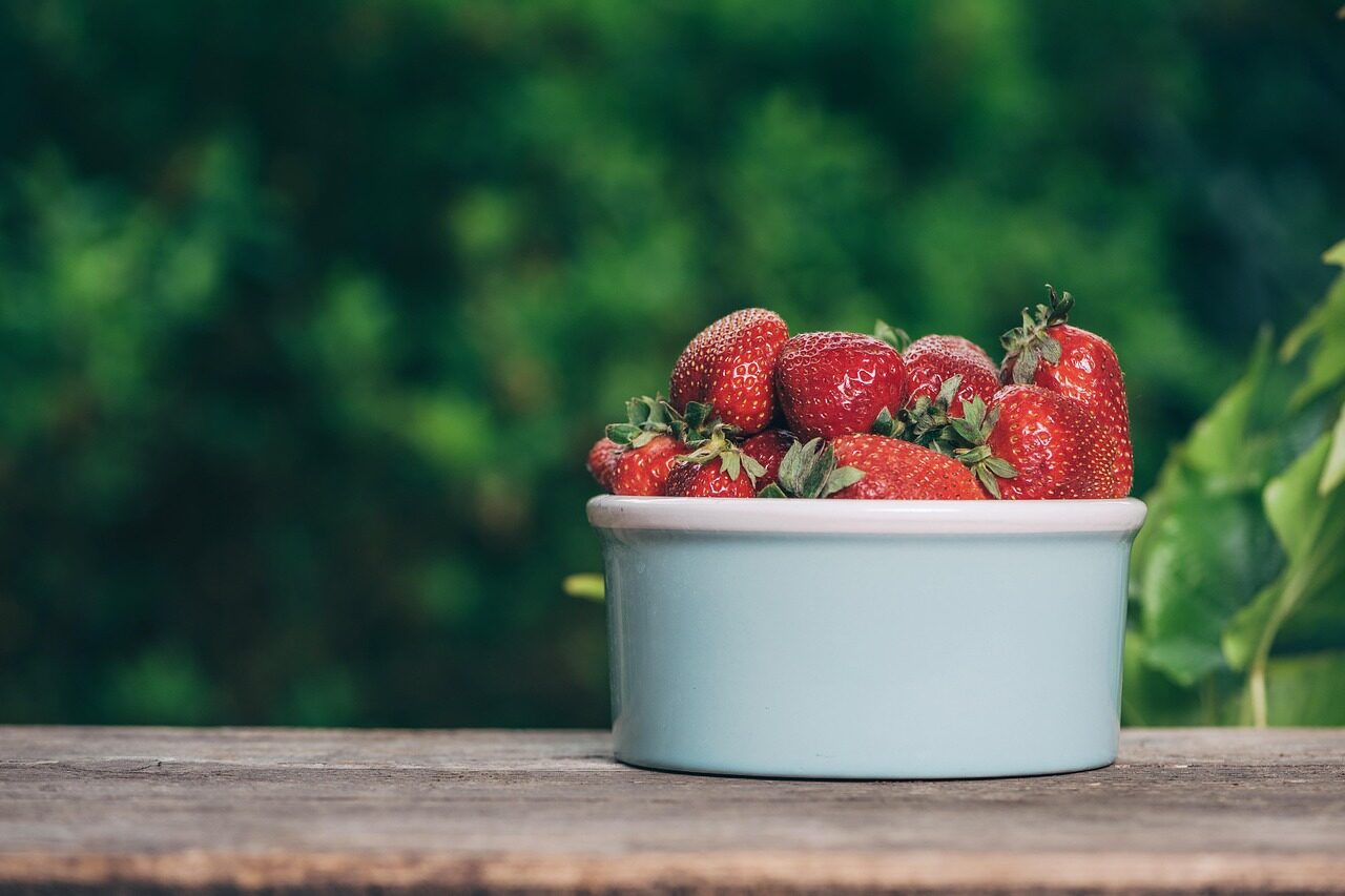 En esta imagen, vemos unas fresas junto a un elemento de medición