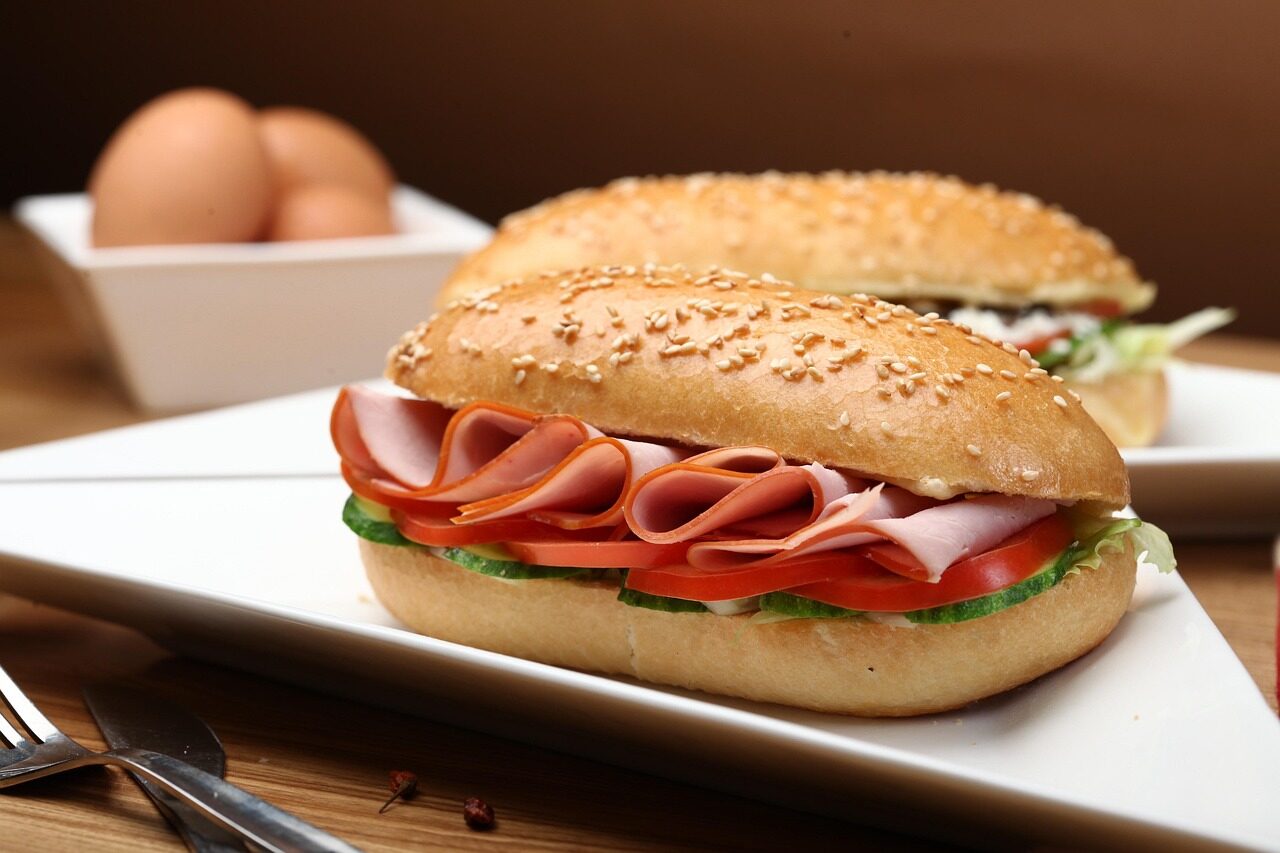 En esta fotografía, vemos un sandwich repleto de ingredientes saludables