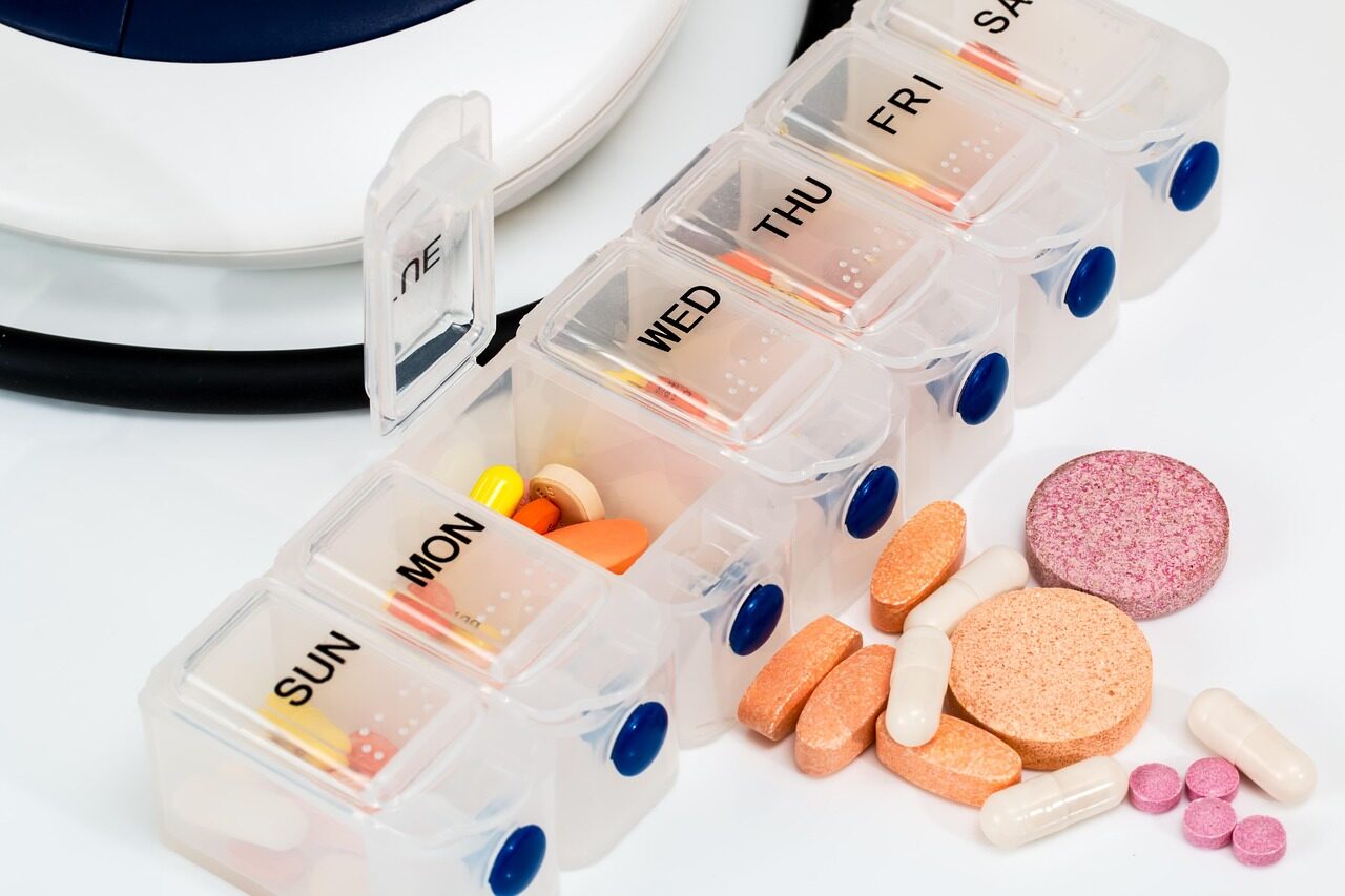 En esta fotografía, vemos un pastillero repleto de suplementos nutricionales