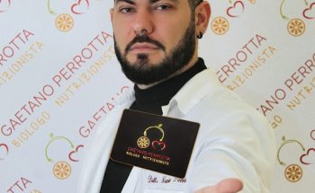Dott. Gaetano Perrotta Biologo Nutrizionista & PT(coni) Nutrizione CLINICA e PATOLOGICA in qualsiasi condizione ed età Educazione Alimentazione Nutrizione estetica Master Nutrizione Sportiva Preparatore Atletico.