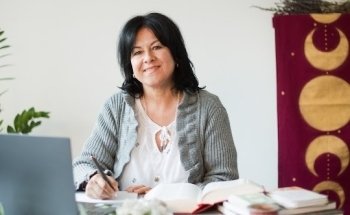 Heilpraxis Iris Müller, Heilpraktikerin, Hormone, Schilddrüse, Wechseljahre, Darm & energetische Heilarbeit