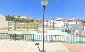 Pista de padel y parque infantil