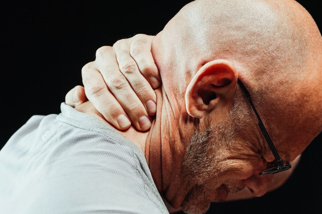 En esta imagen, vemos a un paciente aquejándose de dolor cervical