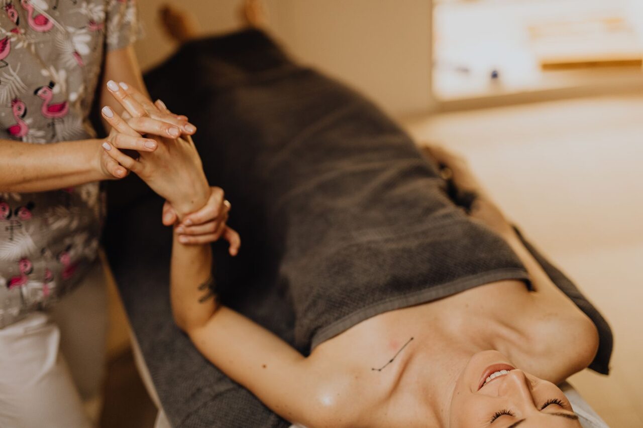 En esta imagen, vemos a una fisioterapeuta estimulando la circulación sanguínea del tronco superior de una paciente