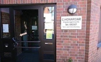 Frau Christa Honardar