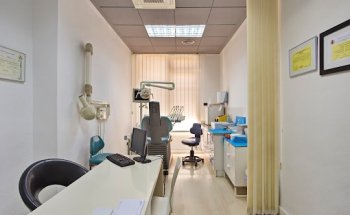 Clínicas Medinensis. C/ Bernat Fenollar