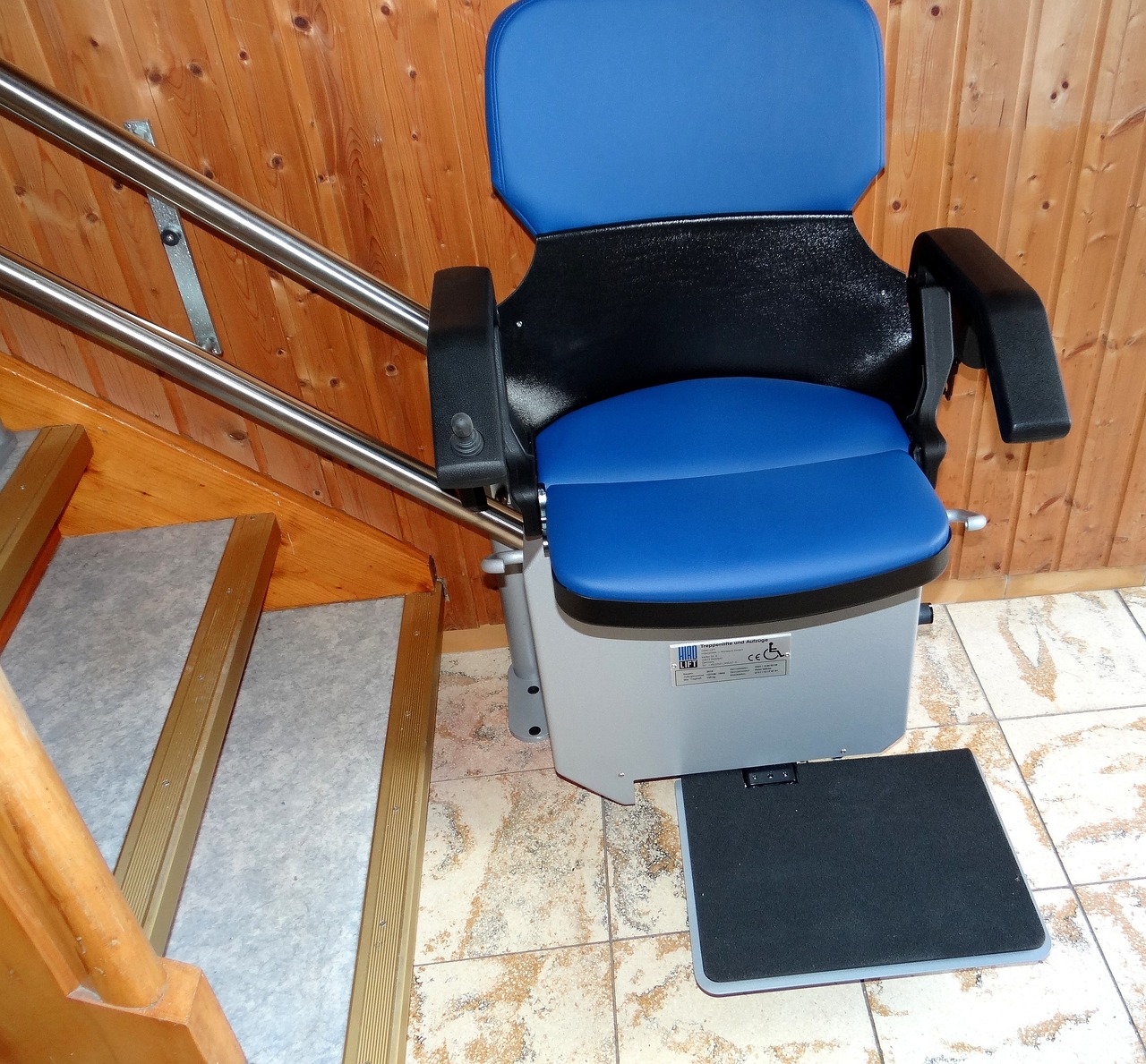 En esta imagen, vemos una silla salvaescaleras ideal para personas con dificultades de movilidad