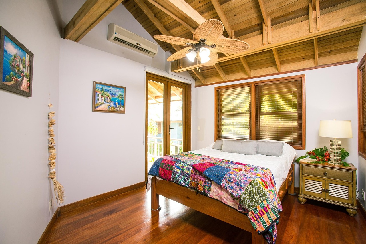 En esta imagen, vemos el dormitorio de una casa vacacional