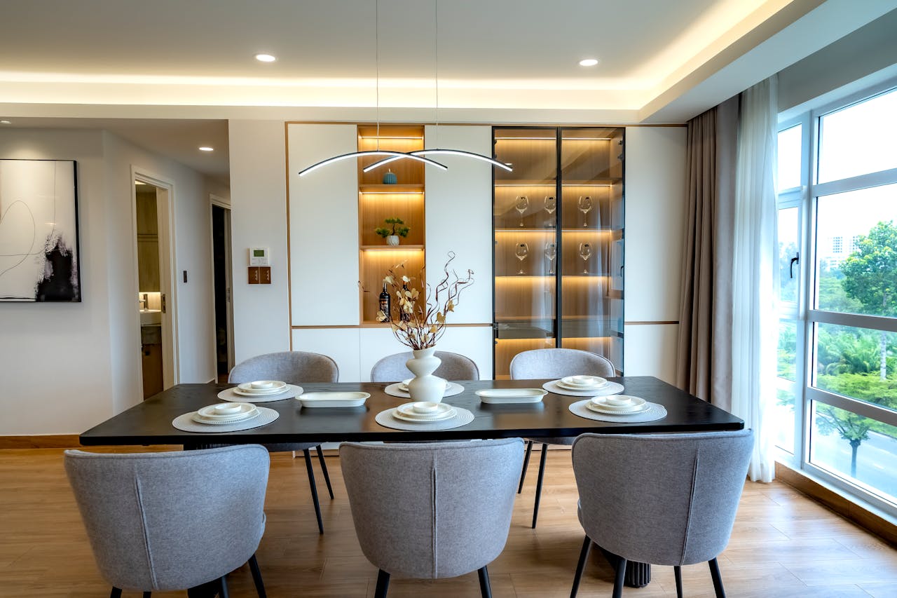 En esta fotografía, podemos ver un salón-comedor iluminado con LED