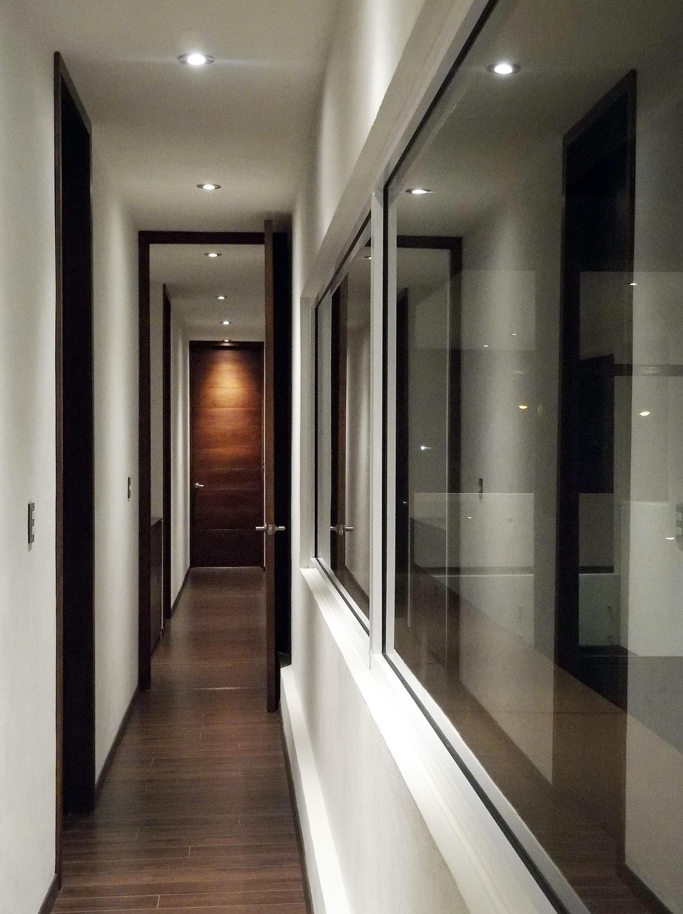 En esta imagen, vemos un pasillo con una ausencia total de muebles