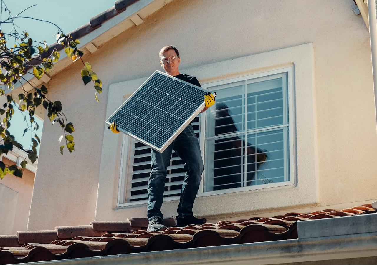 En esta fotografía, vemos a un profesional instalando un panel fotovoltaico