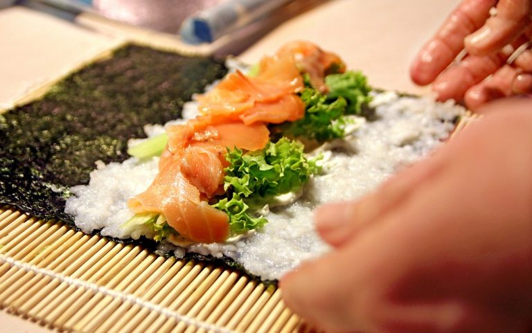 En esta fotografía, vemos una alga nori con otros ingredientes japoneses