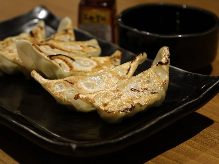 En esta fotografía, vemos seis deliciosas gyozas